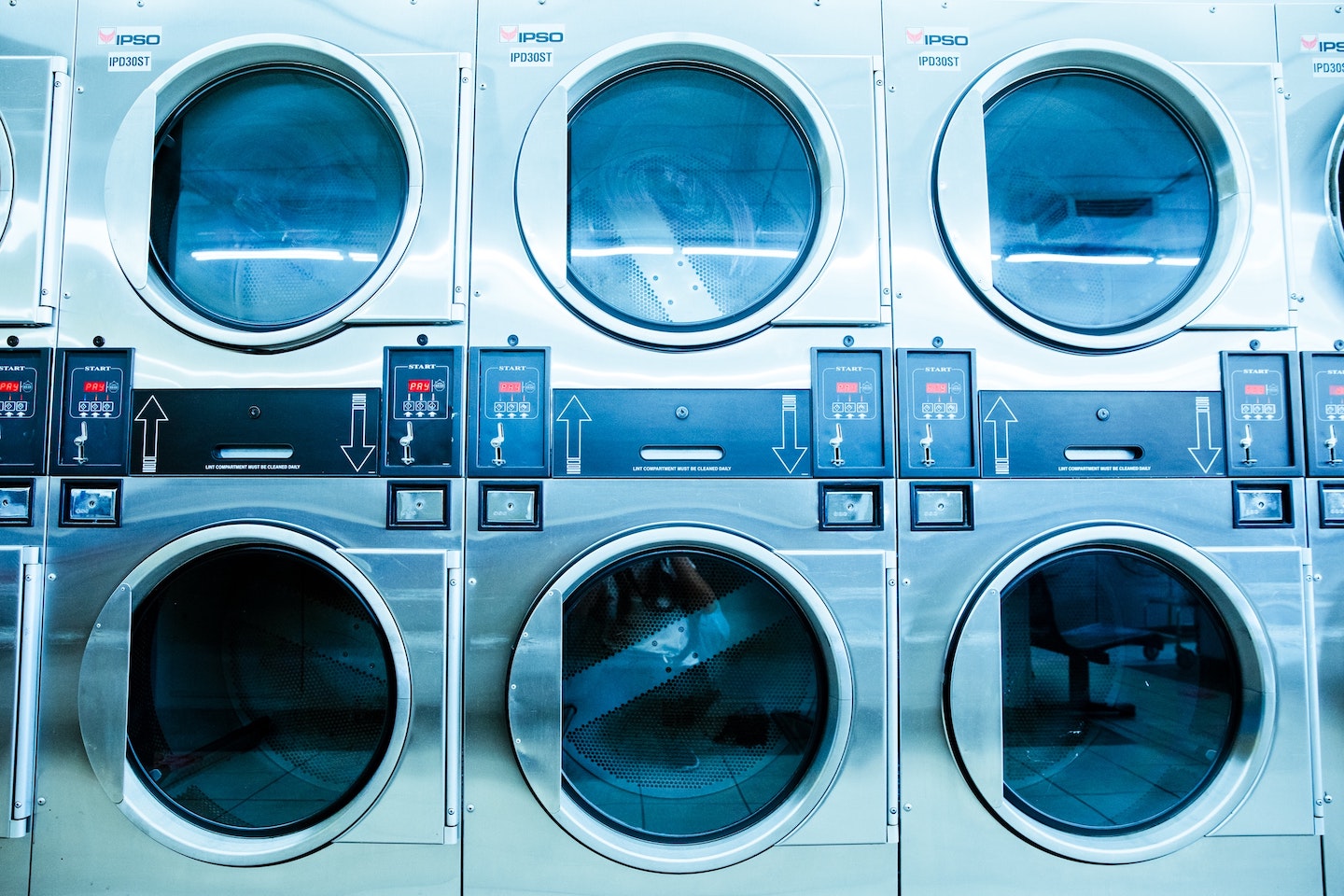 Sécheuses à linge alignées vues de face