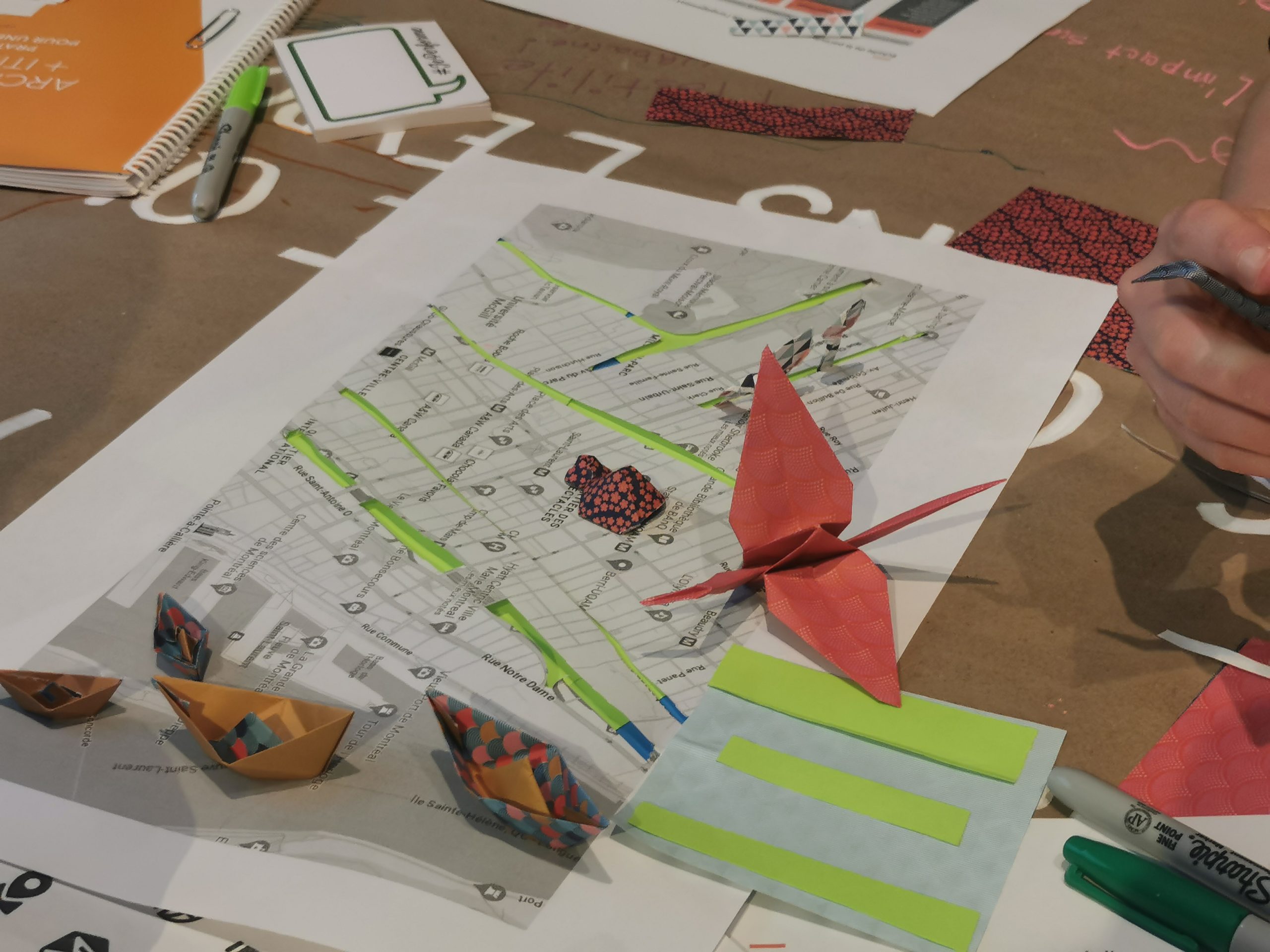 Lors de l'événement « Carthographie participative et subversive », vue sur une carte du quartier Ville-Marie avec des couleurs et des collages.